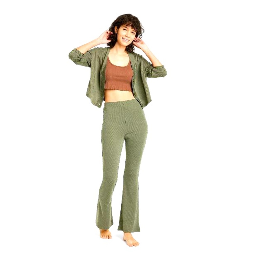 Colsie Women’s Green Ribbed Flared Leggings!!